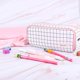 thumbnail image 4 of Estuche para lápices Estuche para lápices para estudiantes Gran capacidad con cremallera Bolso cosmético para damas (rosa a cuadros),11 Feliz Sencillez, 4 of 4