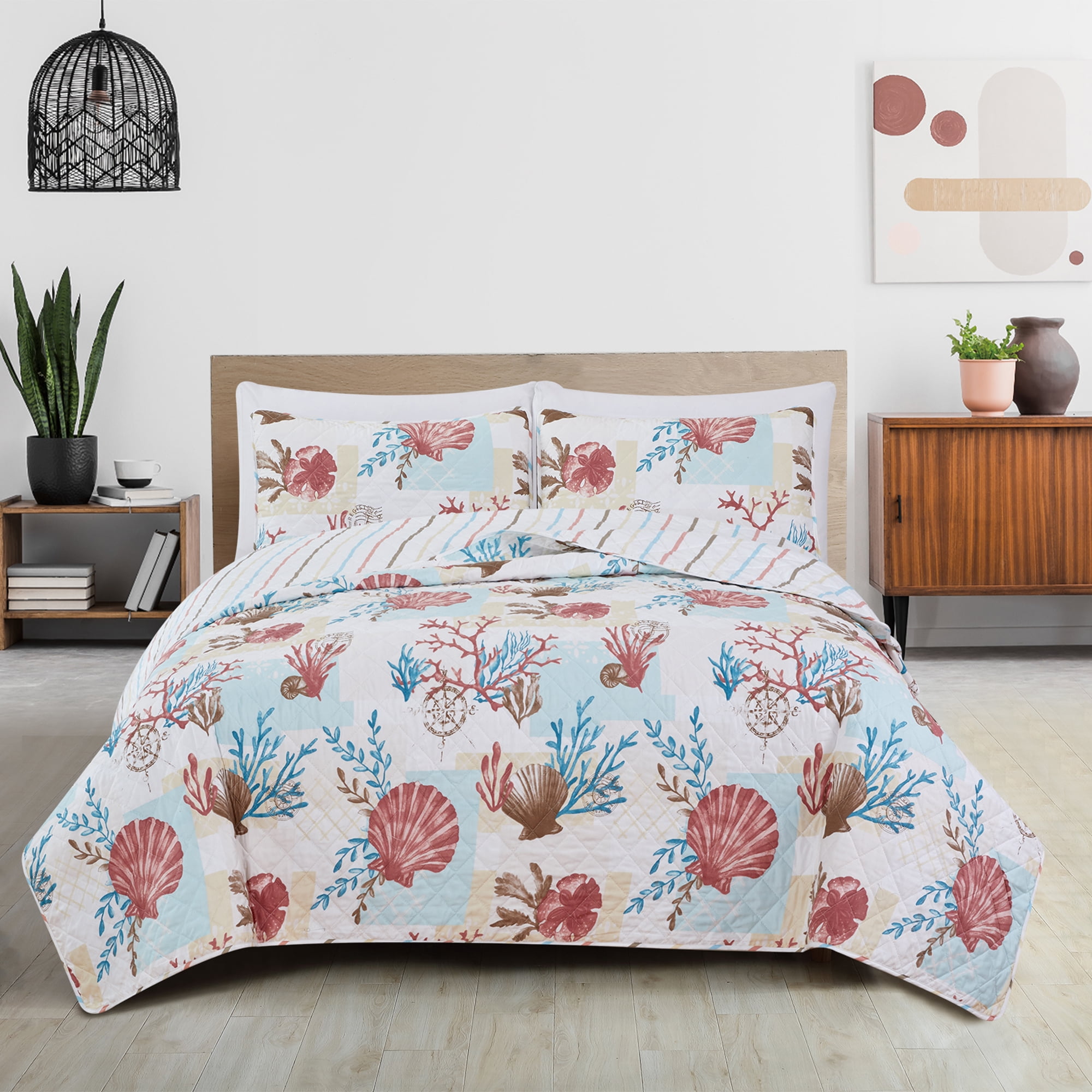 Great Bay Home Coastal Beach Reversible Reversible Quilt Set With Shams