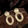 thumbnail image 4 of Pendientes de clip con diseño geométrico de oro mate y plata para mujer y niña, 4 of 5
