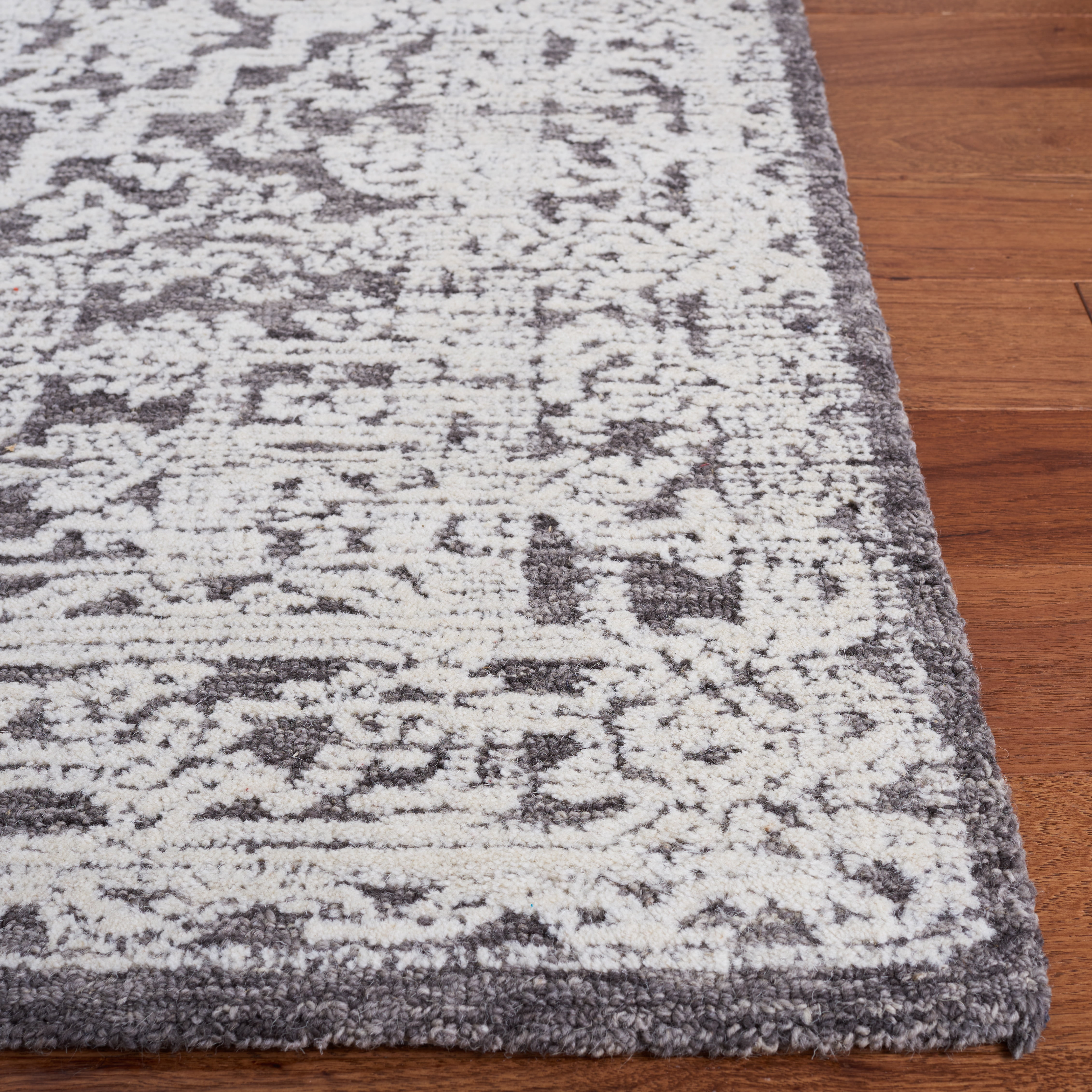 SAFAVIEH Roslyn Rionach Medallion Area Rug, Dark Grey/Ivory, 6' x 9'
