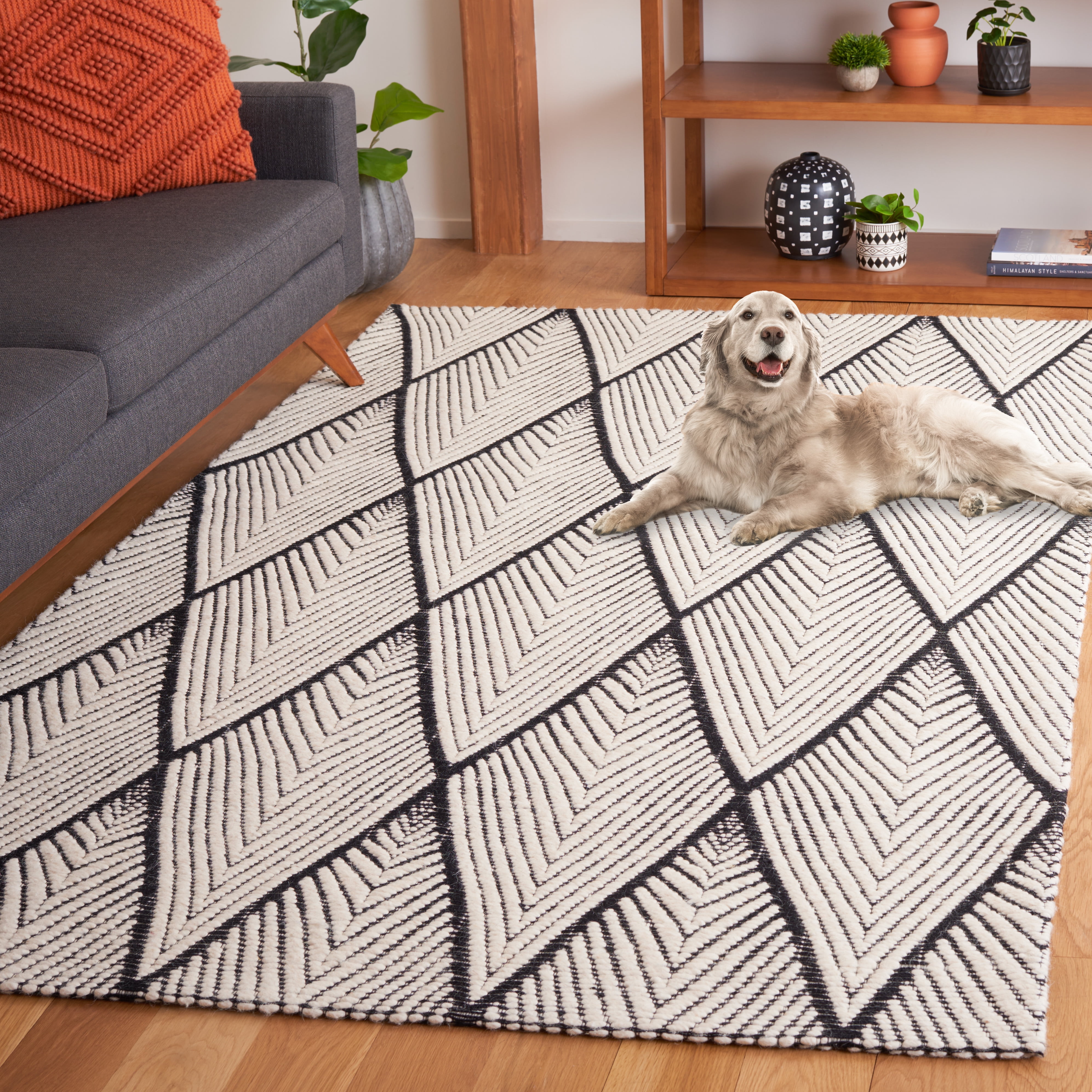 SAFAVIEH Marbella Andrea Diamond Area Rug, Black/Ivory, 4' x 6'