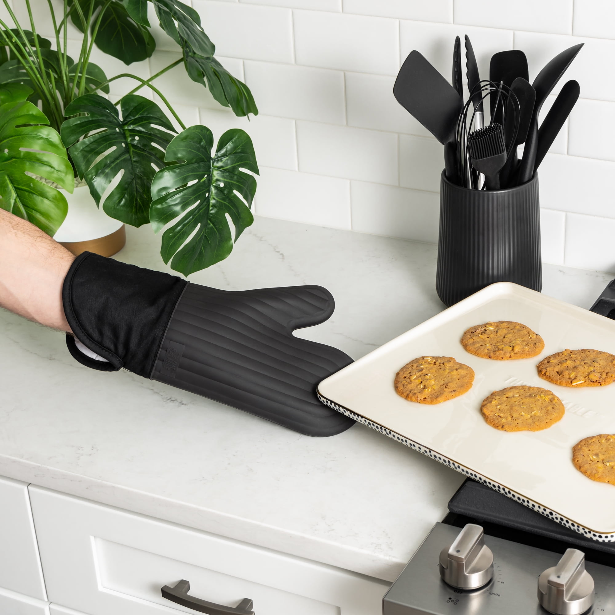 Thyme & Table Silicone Oven Mitt, Black