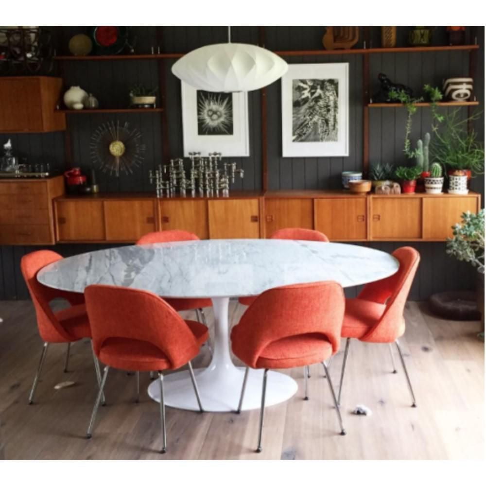 Table de salle à manger ovale élégante Bria avec plateau en marbre et base en aluminium blanc