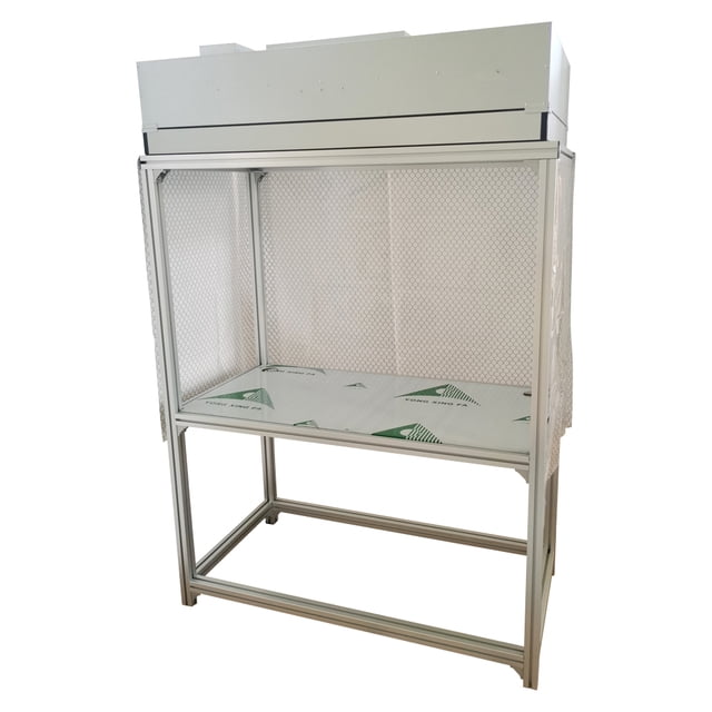 Poste de Travail avec Hotte à Débit Laminaire Verticale pour une Personne, Banc de Nettoyage d'Air avec Filtre HEPA. l'Unité Présente un Cadre durable en Aluminium et zinc avec un Système de diversion de Conduits d'Air Intégré pour Réduire le Bruit et Augmenter l'Efficacité du Ventilateur. Elle Comprend un Ventilateur Centrifuge à Ailes Multiples avec un volume d'Air Estimé à 706 cfm et un Commutateur à 3 Vitesses. le Filtre HEPA Assure une Efficacité de 99,99 % pour Enlever les Particules Aussi Petites Que 0,3 Micron.