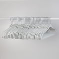 thumbnail image 3 of Paquete de 35 Perchas de Terciopelo Antideslizantes de Perfil Delgado, Color Blanco, 3 of 8