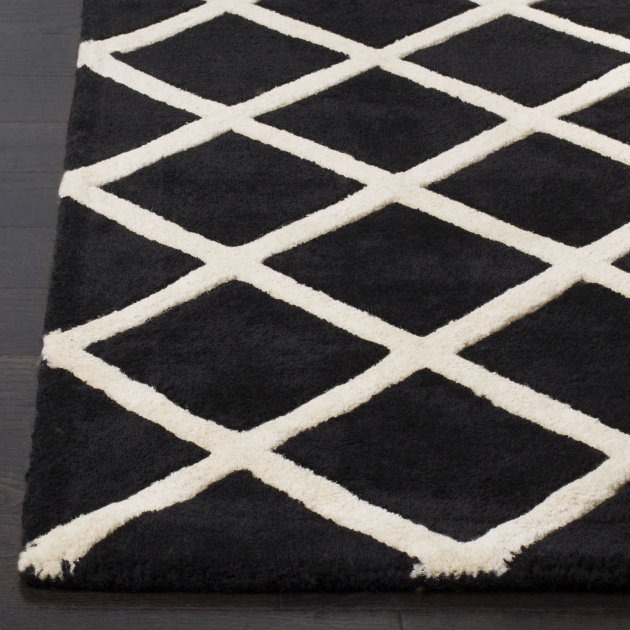 SAFAVIEH Chatham Jahn Geometric Diamonds Wool Runner Rug, Black/Ivory, 2'3" x 7'