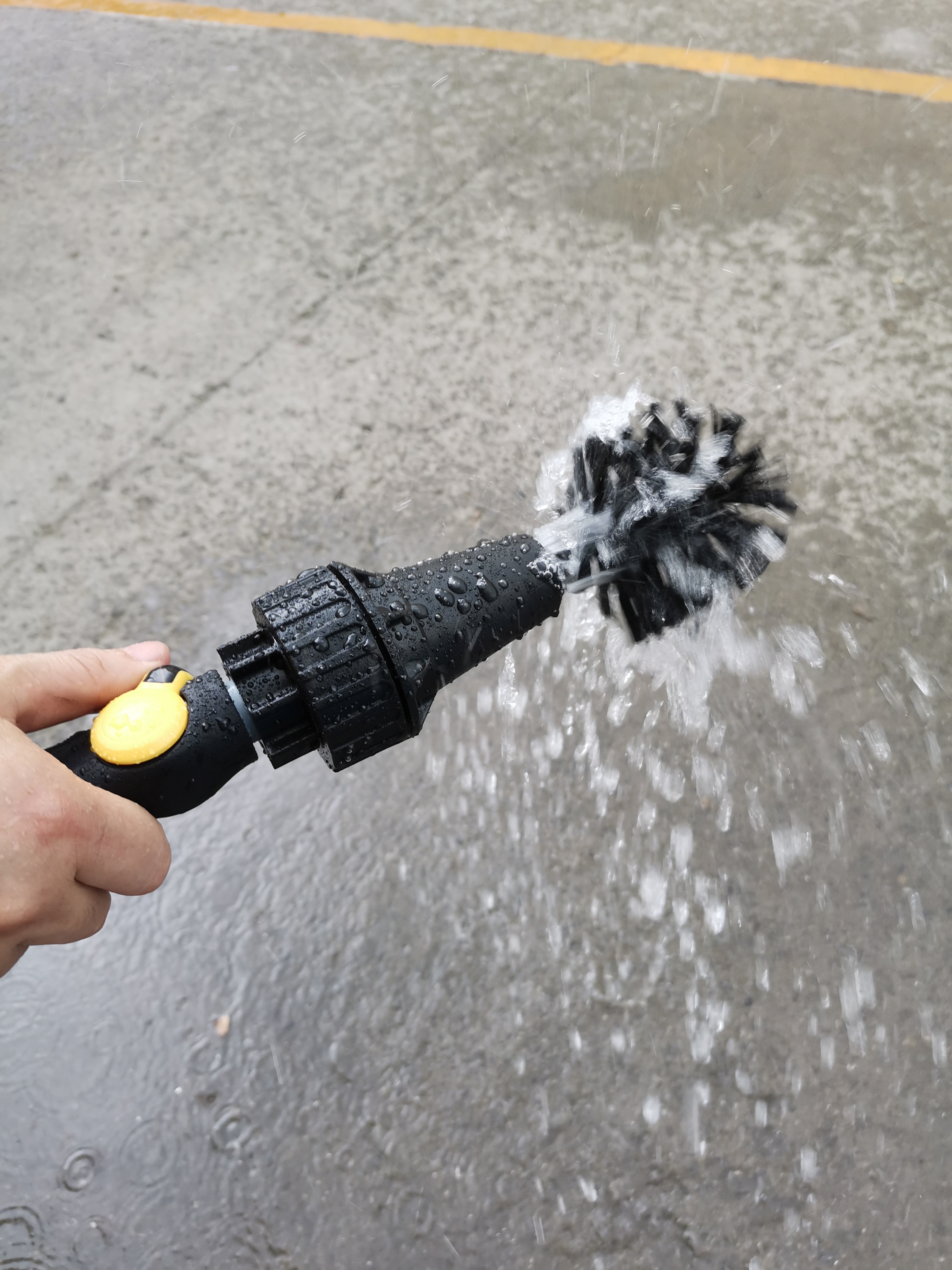 Auto Drive Brand Rotatable Water-Powered Form Brush for Car Cleaning and Household Cleaning