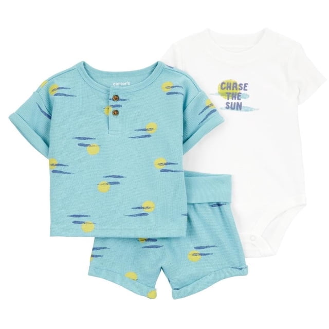 Conjunto Carter's Child of Mine para bebé niño de 3 piezas con playera y body de manga corta y short azul con estampado de soles amarillos y nubes azules, resorte suave y broches a presión duraderos, ropa para bebé cómoda y fácil de poner.