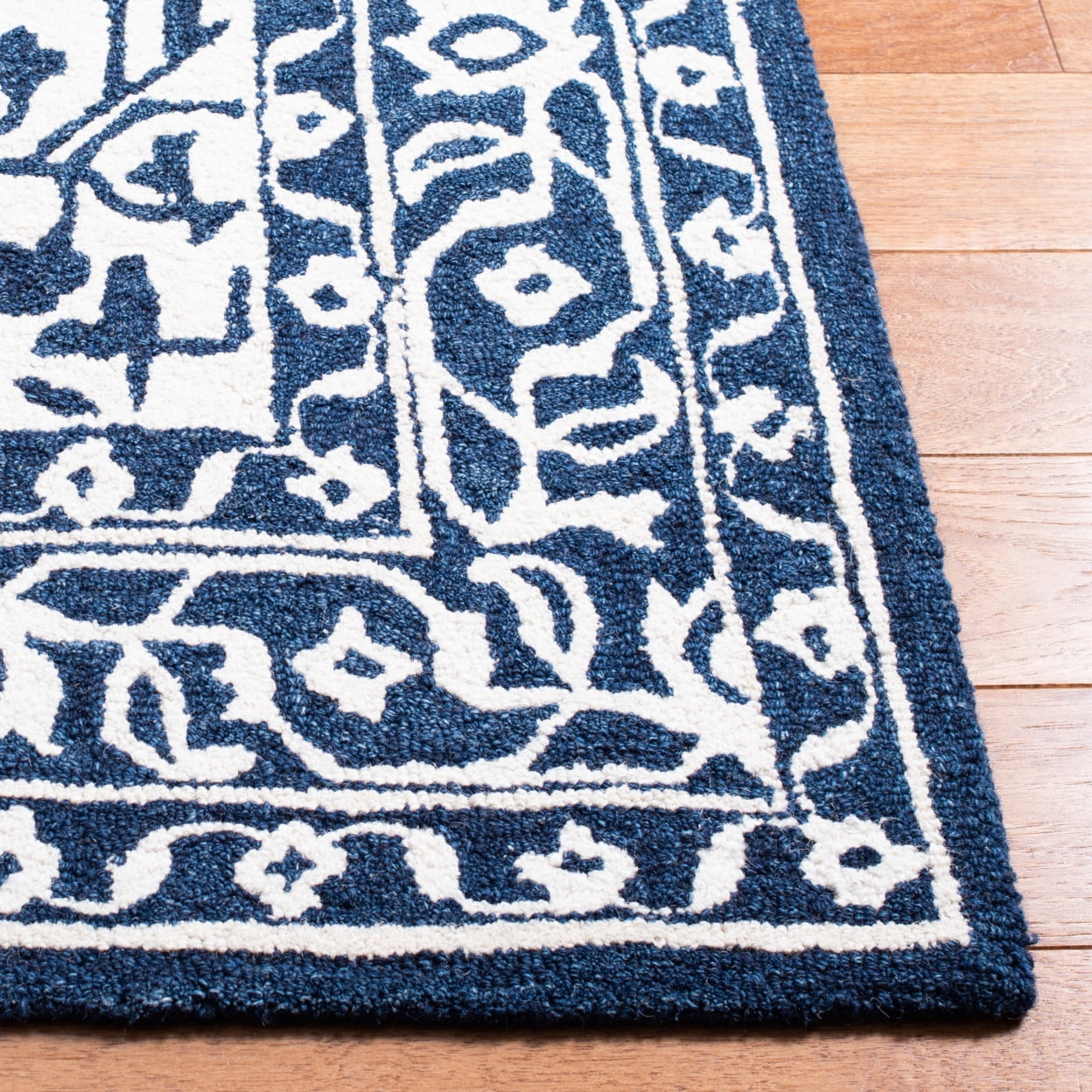 SAFAVIEH Micro-Loop Hailey Medallion Area Rug, Navy/Ivory, 4' x 6'