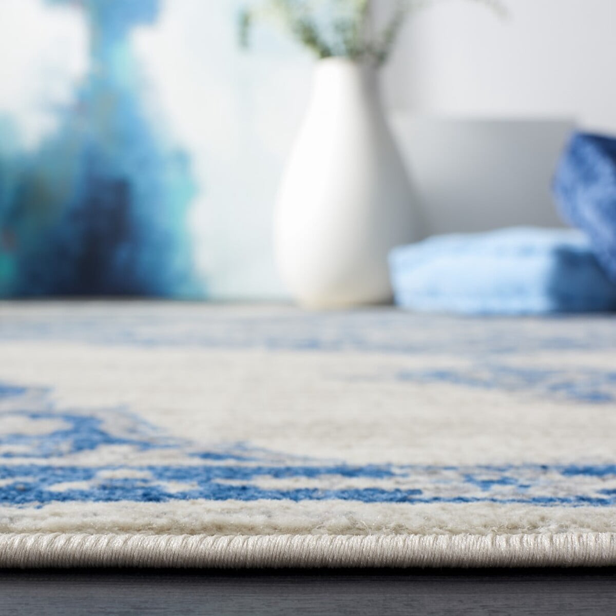SAFAVIEH Brentwood Dimitri Floral Bordered Area Rug, 5'3" x 7'6", Ivory/Navy