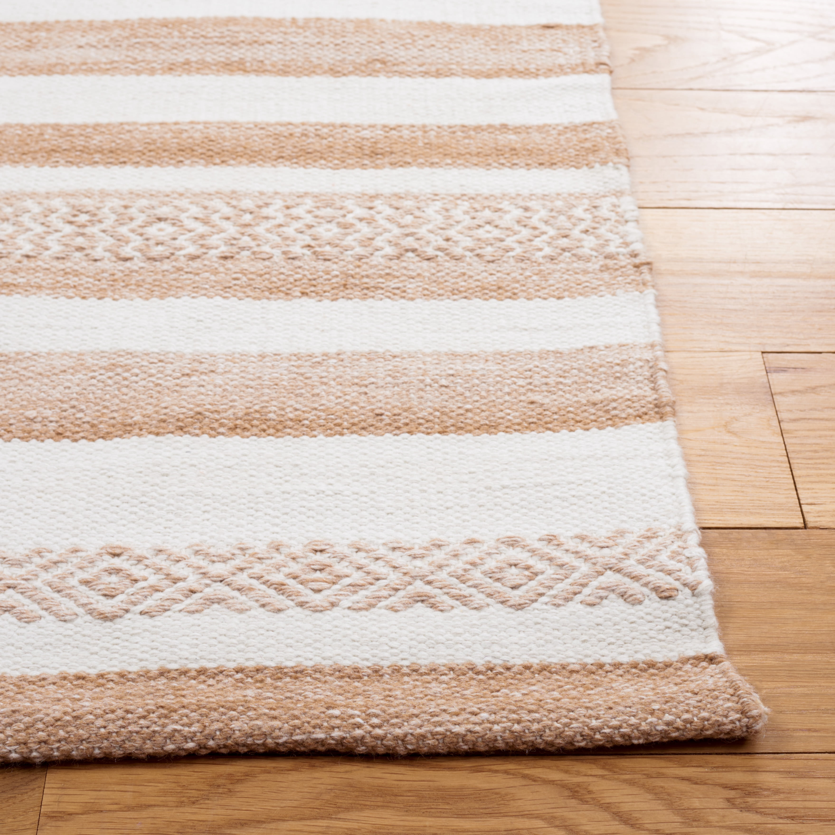SAFAVIEH Striped Kilim Linda Striped Polyester Area Rug, Beige/Ivory, 4' x 6'