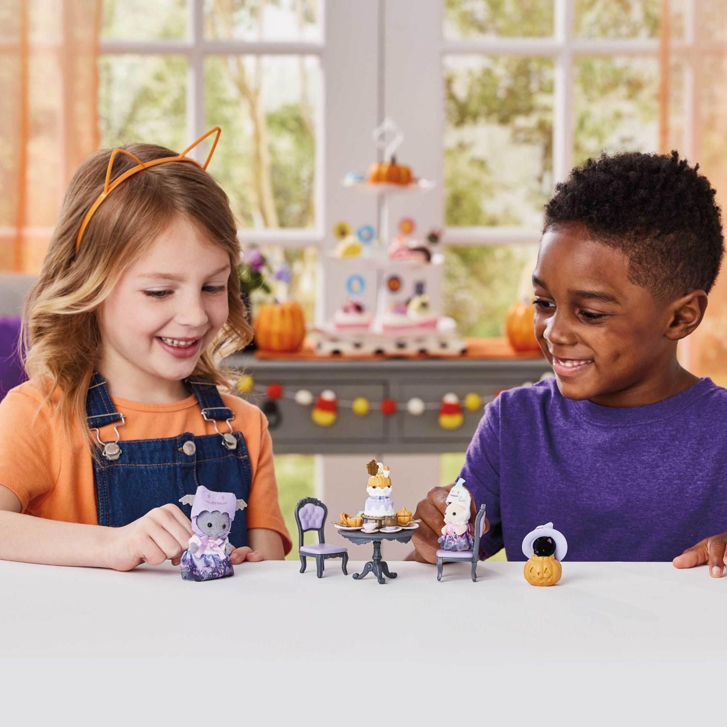 Calico Critters Ensemble de fête surprise d'Halloween, ensemble de jeu pour maison de poupée avec figurines et accessoires