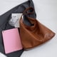 thumbnail image 4 of Bolso De Hombro De Cuero Conjunto de bolso y bolso de hombro para mujer, 2 uds., bolso de compras suave a la moda (marrón claro), 4 of 9