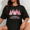 thumbnail image 1 of Playera de Mujer 100% Algodón para Navidad con Diseño de Árboles de Pino y Mensaje "Merry Christmas", 1 of 7