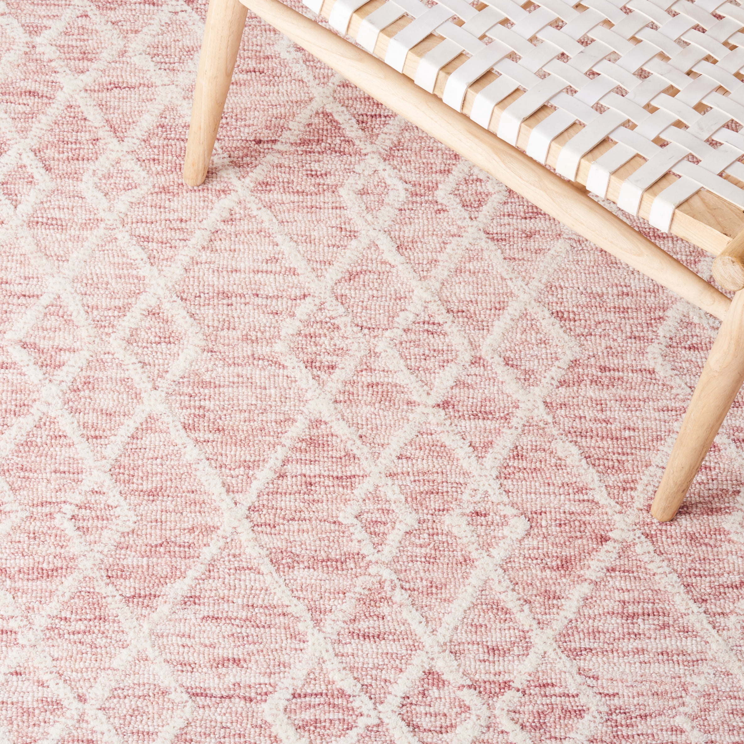 SAFAVIEH Metro Jenny Diamond Area Rug, Pink/Ivory, 6' x 6' Round