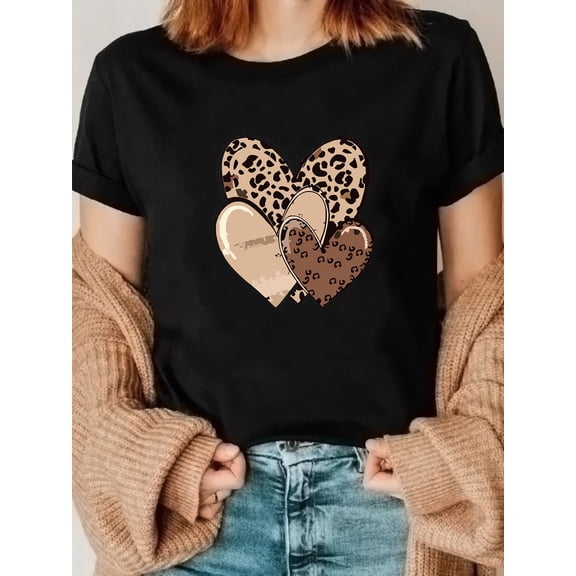 A Cute Summer T-Shirt Featuring a Leopard Print Heart Pattern, Perfect for Spring And Summer Casual Sports Wear for Women.