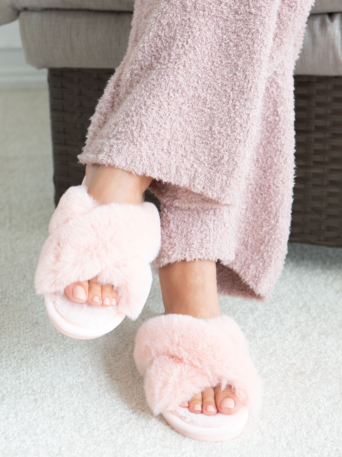Buy VETEMENTS women black slippers with pink fur for $543 online on SV77,  UE51FL400P/2400