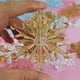 thumbnail image 5 of 10 piezas de copos de nieve navideños de acrílico transparente, rosa y azul, para colgar en el árbol de Navidad, 5 of 5