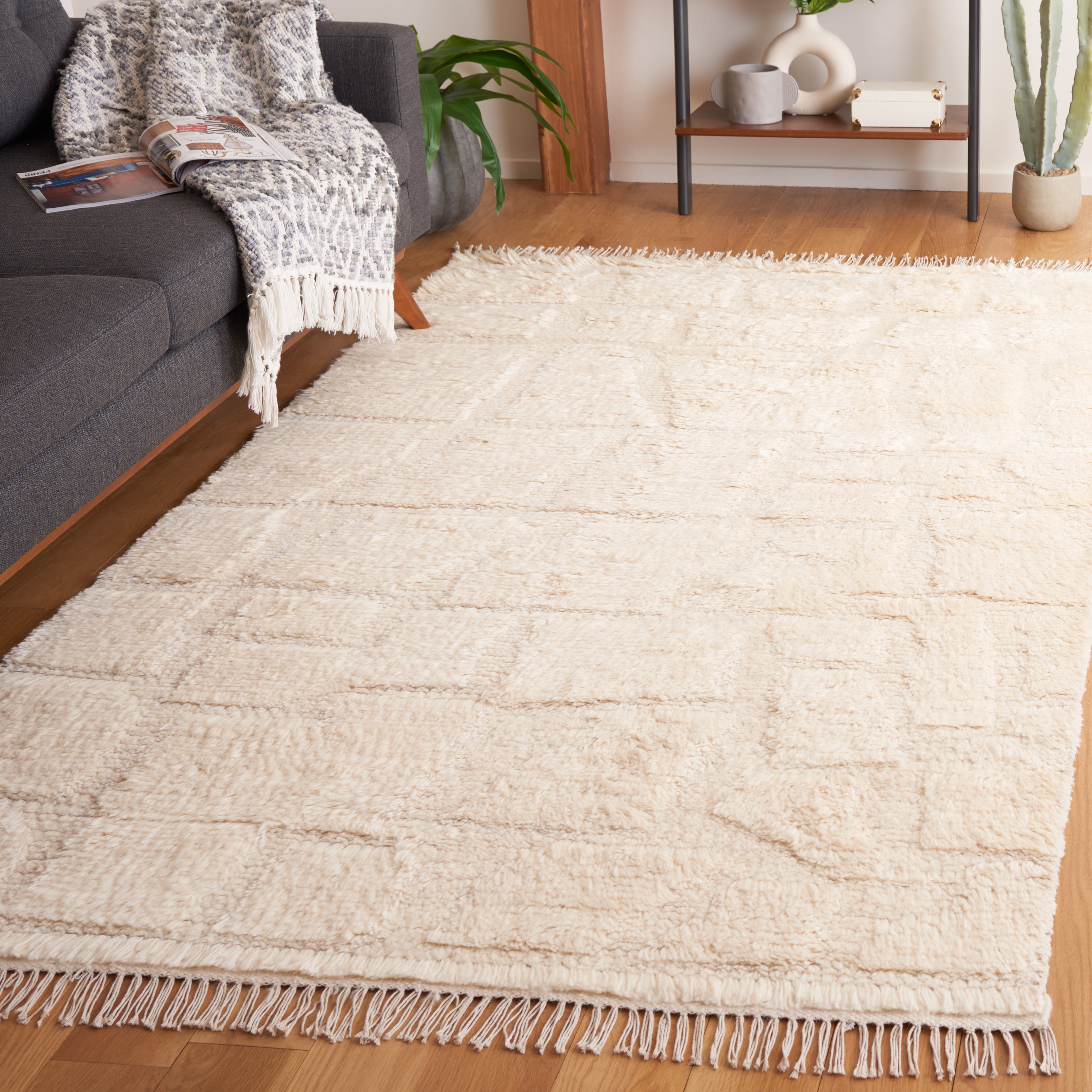 SAFAVIEH Kenya Chanelle Distressed Area Rug, Ivory, 5' x 8'