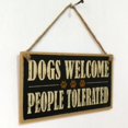 thumbnail image 3 of Perros dan la bienvenida a las personas toleradas, letrero de madera, placa decorativa de granja, tablero para colgar, una decoración bonita y vintage para el hogar, 3 of 5