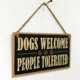 thumbnail image 3 of Perros dan la bienvenida a las personas toleradas, letrero de madera, placa decorativa de granja, tablero para colgar, una decoración bonita y vintage para el hogar, 3 of 5