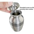 thumbnail image 2 of Pequeña urna de recuerdo para cenizas humanas o de mascotas, urna de cremación de metal duro, mini urna funeraria con bolsa de terciopelo, 1 pieza, plata, 2 of 4