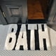 thumbnail image 1 of Alfombra de baño con letras blancas | Imitación cachemira | Antideslizante e impermeable para baño, sala de estar, dormitorio, entrada | 60 x 40 cm, 1 of 4