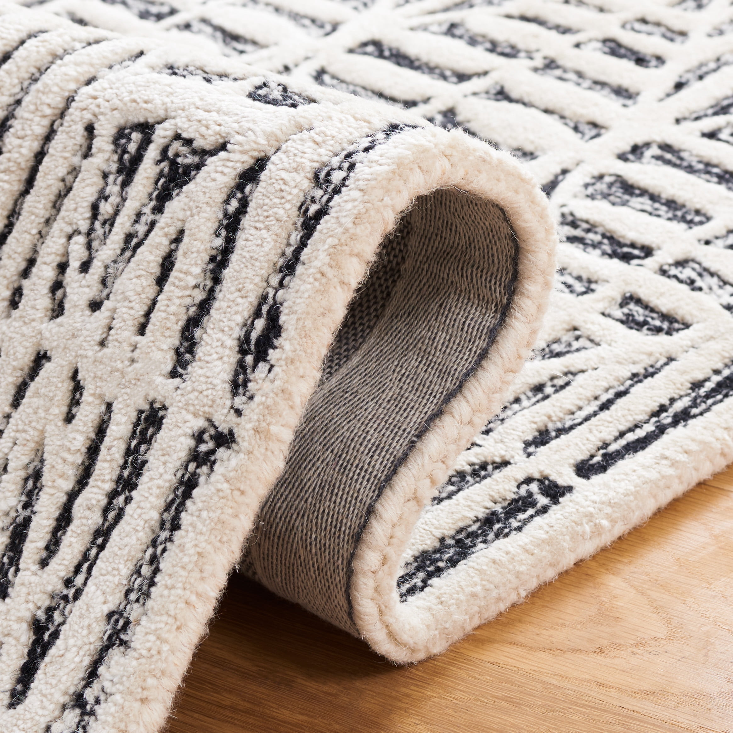 SAFAVIEH Ebony Abraham Diamond Area Rug, Black/Ivory, 4' x 6'