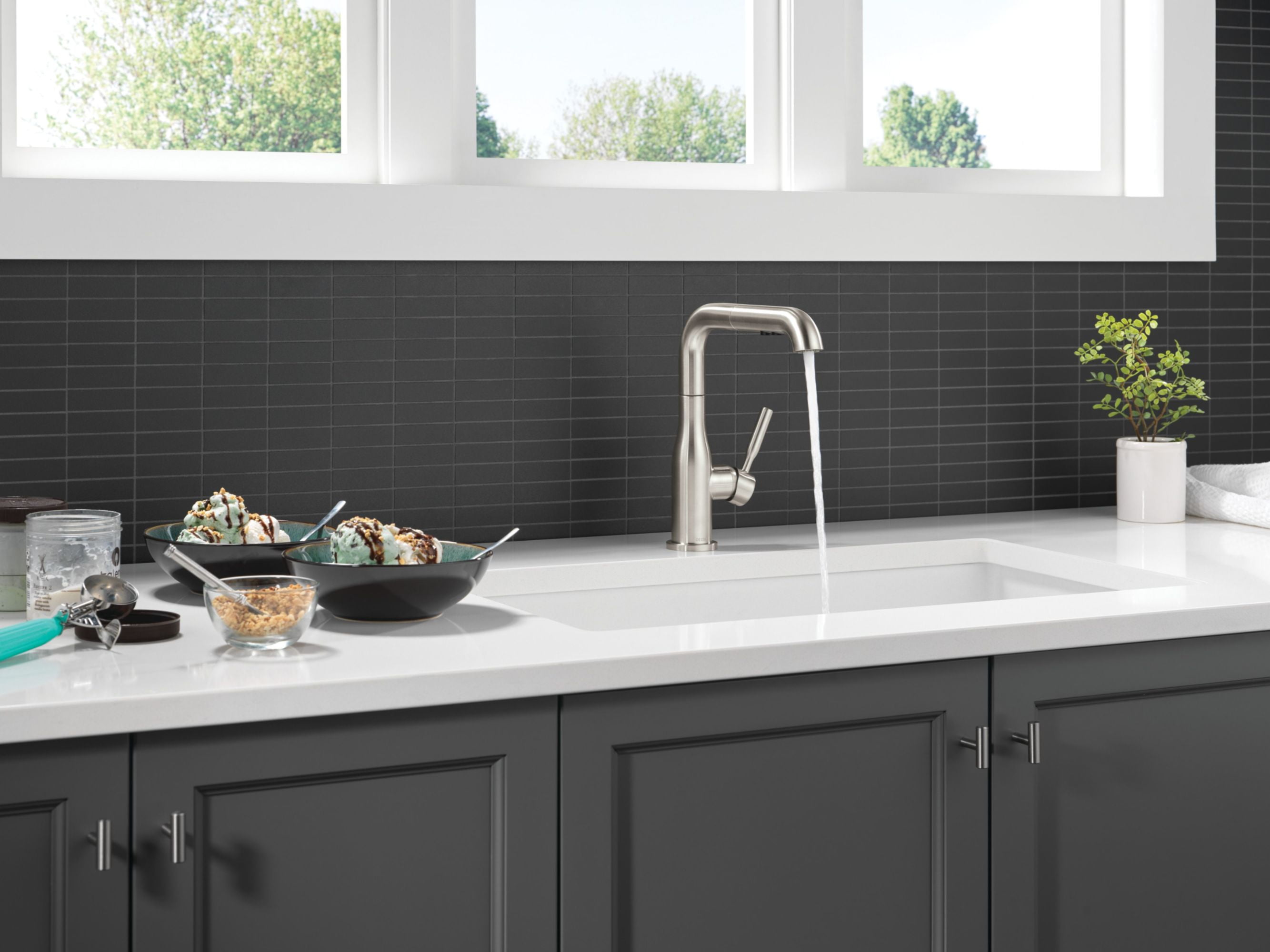 Delta 16943-BL-DST Almari 1.8 GPM Single Handle Pull Out Kitchen Faucet - Black