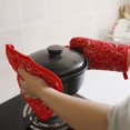 thumbnail image 3 of Guantes de horno y agarraderas de cocina, guantes de horno de algodón resistentes al calor, guantes de horno de puño largo para asar, cocinar, hornear, microondas, 3 piezas (rojo), 3 of 5