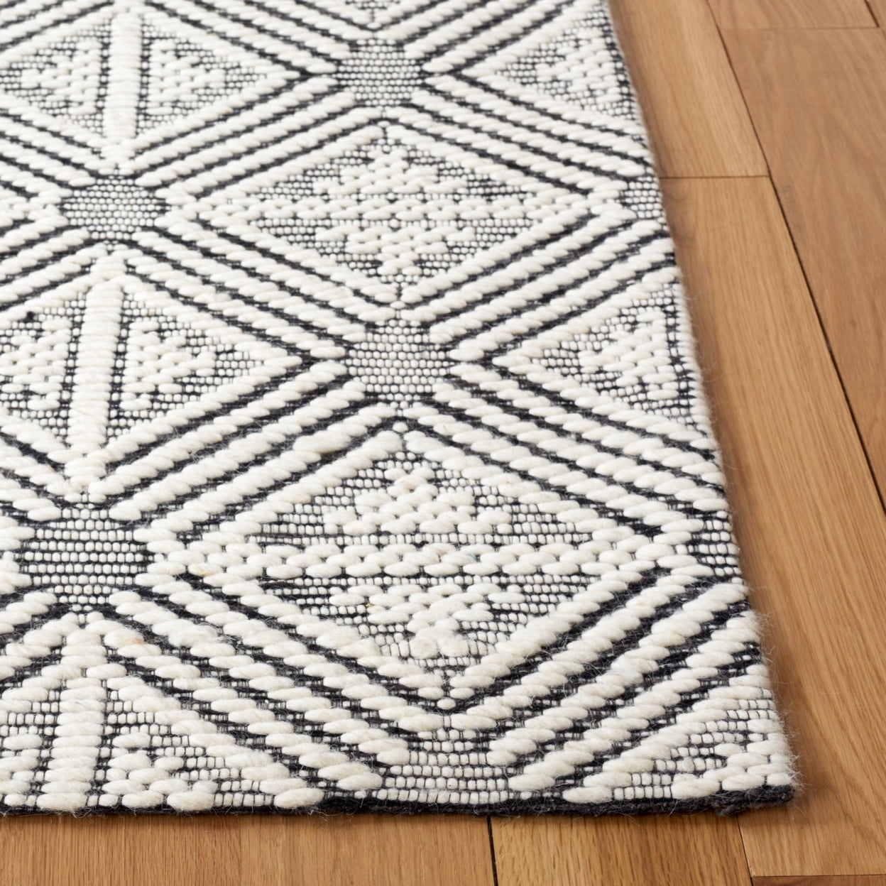 SAFAVIEH Marbella Clarissa Diamond Area Rug, Ivory/Black, 6' x 9'