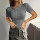 thumbnail image 2 of Top de punto ajustado de manga corta con botones y canalé para mujer - Blusa informal de moda, 2 of 6