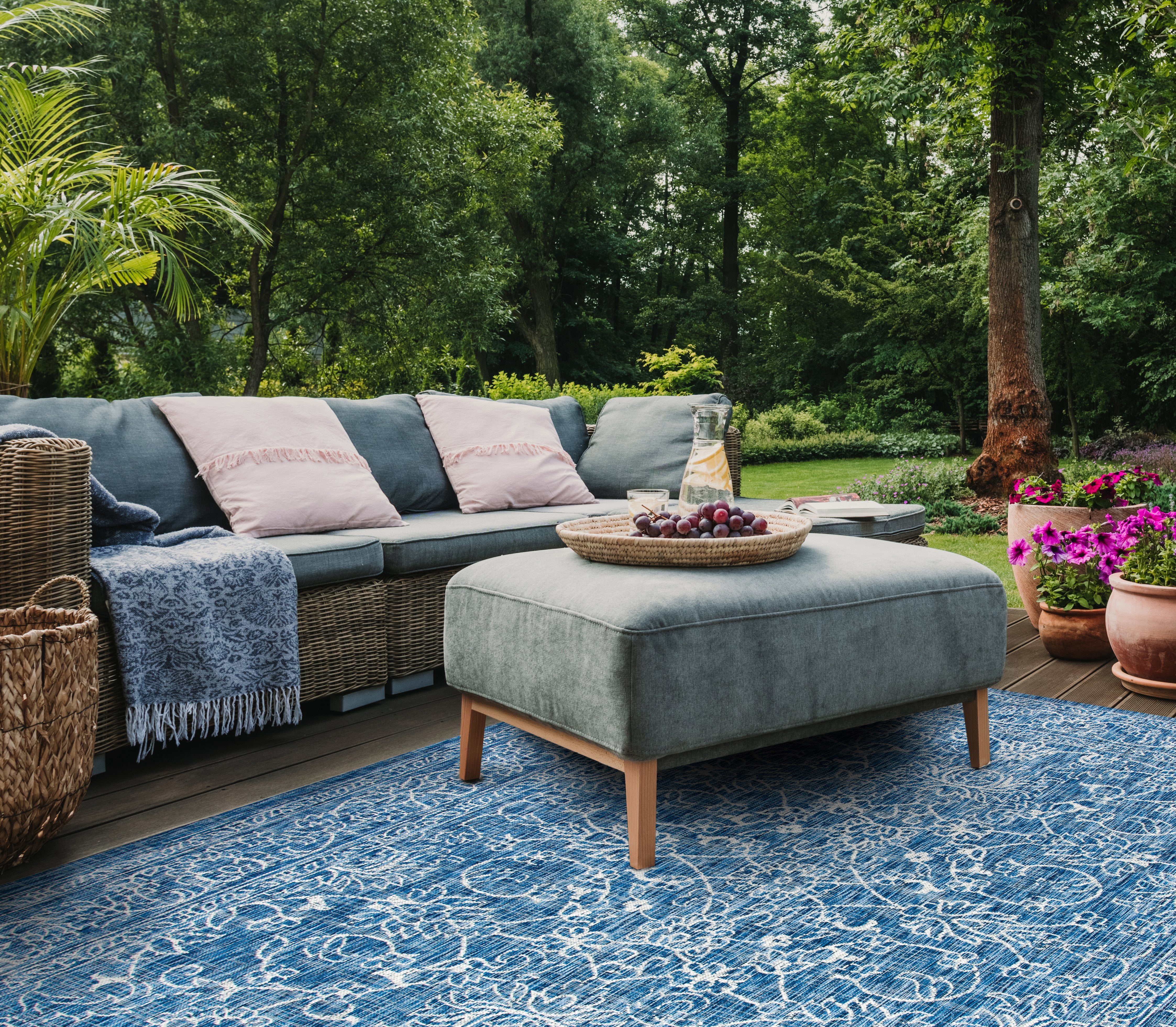 SAFAVIEH Courtyard Darin Traditional Indoor/Outdoor Area Rug, 8' x 10', Navy/Ivory