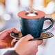 thumbnail image 4 of Tapas de silicona para taza tapas de silicona para bebida tazas de café, tazas de repuesto, accesorio tazas calientes/frías con soporte para rojo Macarena Taza de beber tapas, 4 of 8