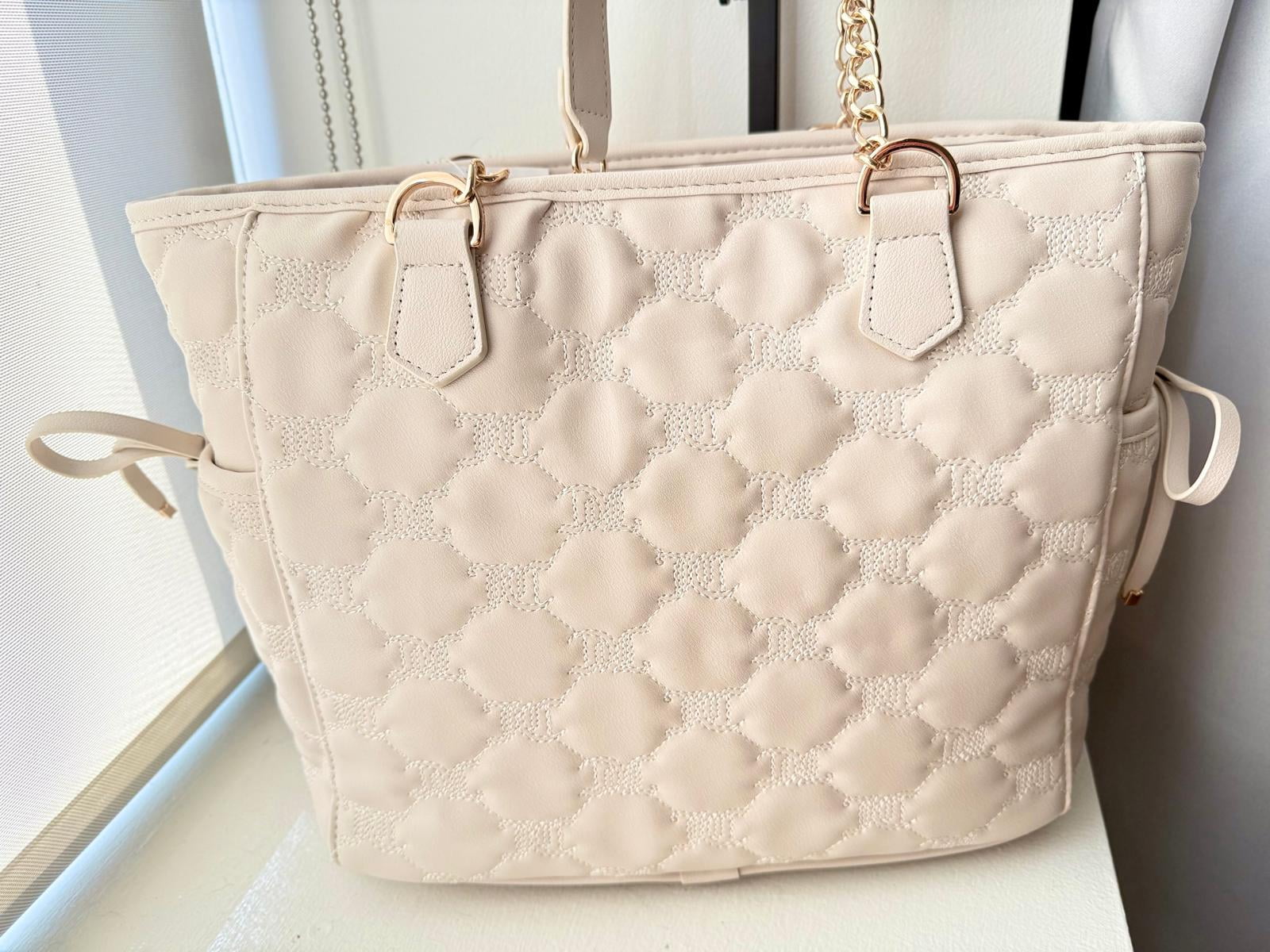 Juicy Couture Demure Tote Cream Handbag with Chain Straps & Matching Pouch – Heart Pattern, Gold Hardware, NWT