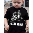 thumbnail image 1 of Camiseta de motociclista "Sígueme, papá" para niño. Camiseta informal negra de manga corta con estampado de motociclista, algodón, cuello redondo. Perfecta para el verano., 1 of 6