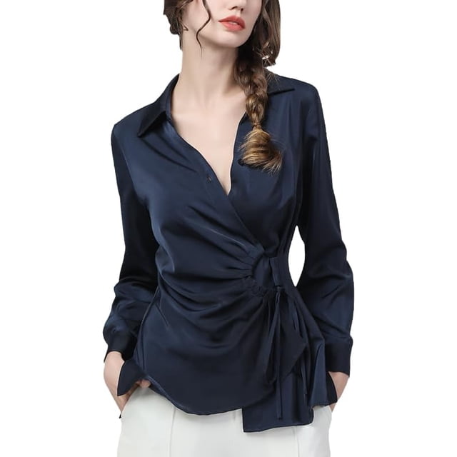 women's spring/summer long-sleeve satin top – slimming solid-color shirt with lace-up and crossover design Azul: vista frontal tres cuartos de blusa de satén azul con cuello de solapa, cierre cruzado y cordón lateral ajustable que forma un lazo en la cintura, mangas largas con puños y caída regular sobre pantalón claro. También suele usarse para combinar con faldas o pantalones de talle alto.