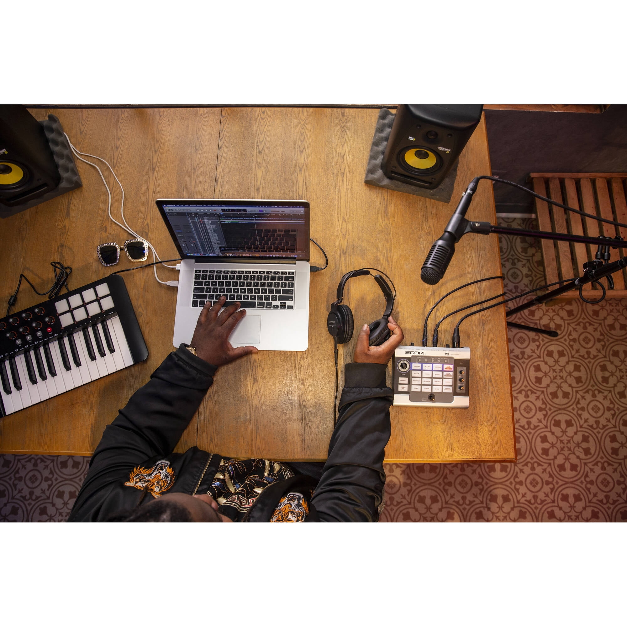 Zoom V3 Vocal Processor with Harmony, Pitch Correction, Reverb & Delay, USB Audio Interface & XLR Mic Input Bundle
