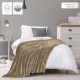 thumbnail image 2 of Colcha Utopia para ropa de cama doble, 152 x 203 cm, color camel, 300 g/m², 2 of 9