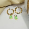 thumbnail image 2 of JeenMata Aros de 2 Quilates con Bisel de Piedra Natal de Agosto y Corte Esmeralda, Peridoto, Chapados en Oro Amarillo, 2 of 6