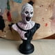 thumbnail image 2 of Estatua de Terror XINYU Figura de Payaso Asesino Decoración Halloween 6.7 x 3.5 Pulgadas, 2 of 6