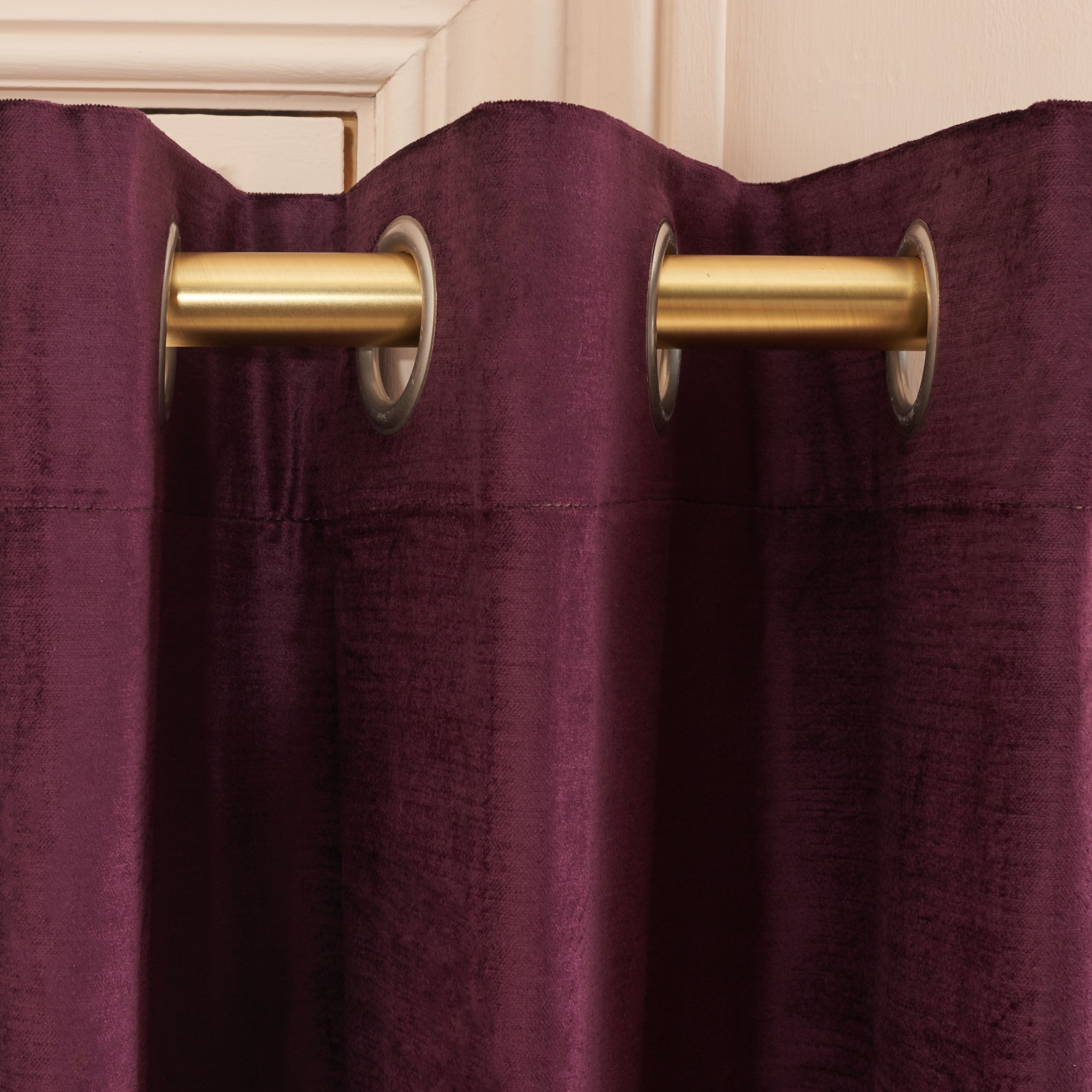 SAFAVIEH Creslia Contemporary Eggplant Solid Grommet Blackout Curtains, 52" x 96"