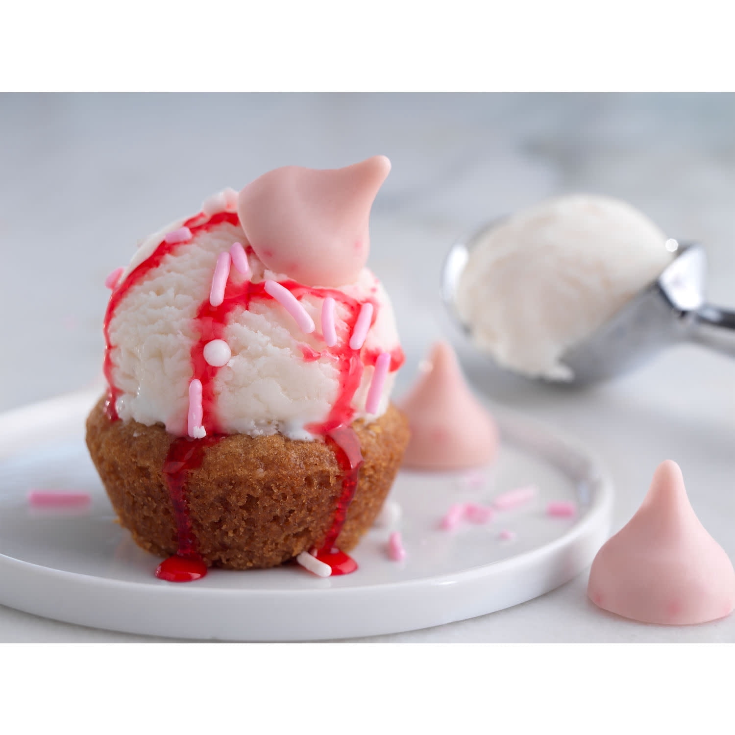 HERSHEY'S KISSES Strawberry Ice Cream Cone Flavored Candy Share Pack, 8.2 OZ