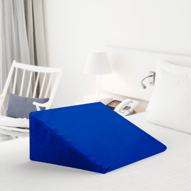 almohada de cuña para cama | diseño antillagas | elevación de pierna, soporte de espalda, antirreflujo y antirronquidos (a. rey) azul rey, cuña triangular de espuma con funda extraíble y suave al tacto sobre cama, vista 3/4 frontal que muestra la inclinación para soporte lumbar y elevación de piernas; a menudo usada para recuperación y descanso elevando extremidades.