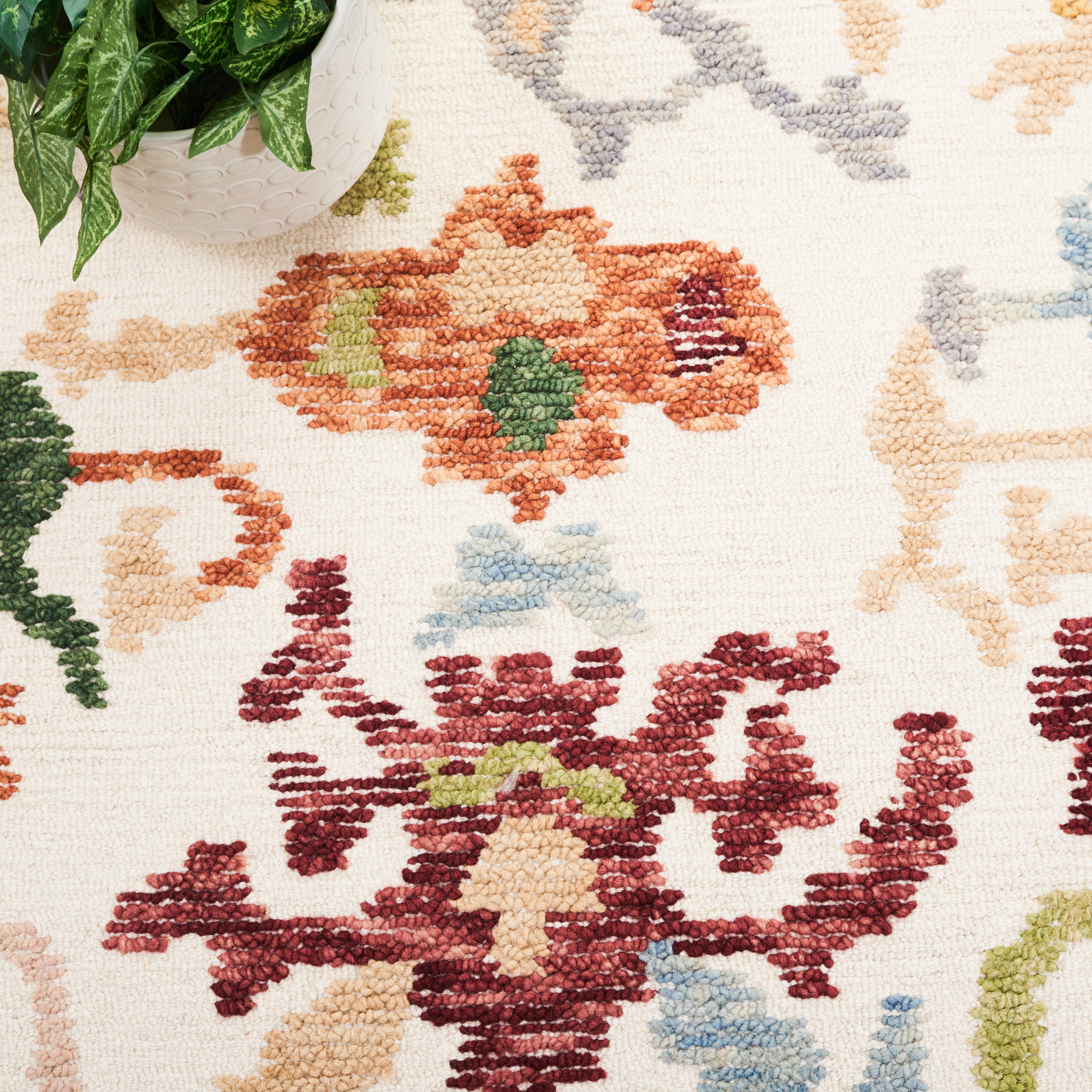 SAFAVIEH Aspen Kyler Floral Area Rug, Ivory/Red, 4' x 6'