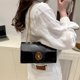 thumbnail image 5 of Bolso de hombro casual para mujer | Bolso bandolera tipo mensajero | Cuero PU | Correa ajustable | Bolso versátil tipo tote | Diseño elegante | 21.5x12x8cm | Negro, marrón, café, 5 of 6