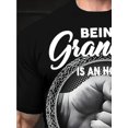 thumbnail image 2 of Camiseta informal de cuello redondo para hombre - 100 % algodón, estampado "Ser abuelo es un honor, ser papá no tiene precio", corte regular, manga corta de verano, estampado sentimental | Tema famili, 2 of 5