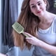 thumbnail image 5 of Un peine ancho, curvo y ventilado, un cepillo que separa el cabello y elimina los enredos., 5 of 6