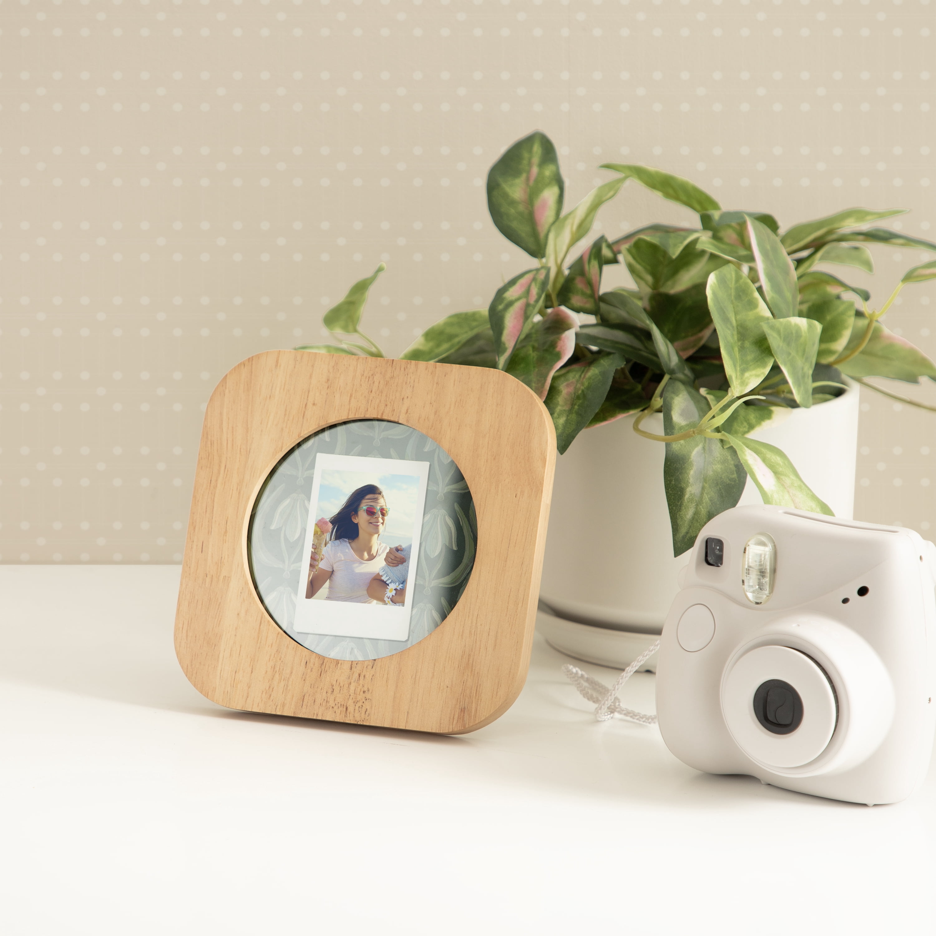 DesignOvation – 5x5 Picture Frame – Rounded Hazelnut Tabletop Photo Frame