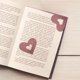thumbnail image 4 of Marcapáginas de cuero con forma de corazón hecho a mano | Marcapáginas de lectura personalizado con funda de terciopelo | Regalo para amantes de la lectura, lectores y estudiantes, 4 of 5